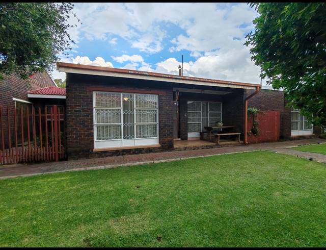 2 BEDROOM TOWNHOUSE FOR SALE IN THREE RIVERS